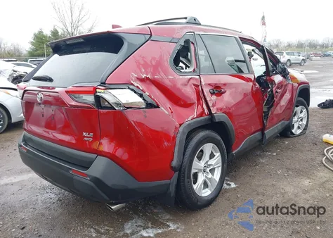 2020 Toyota Rav4 Xle z USA, uszkodzony, nr VIN 2T3P1RFV1LC136898